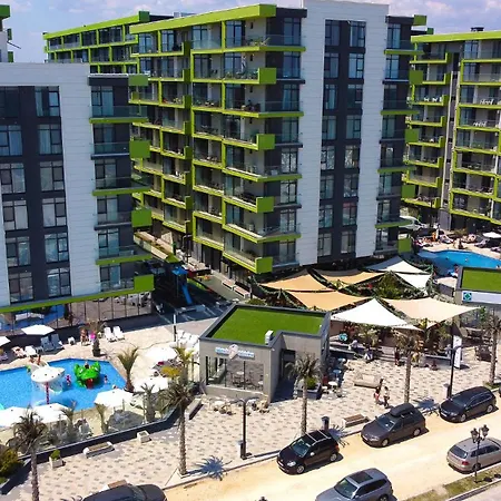 Ayo Pool & Mamaia Nord *